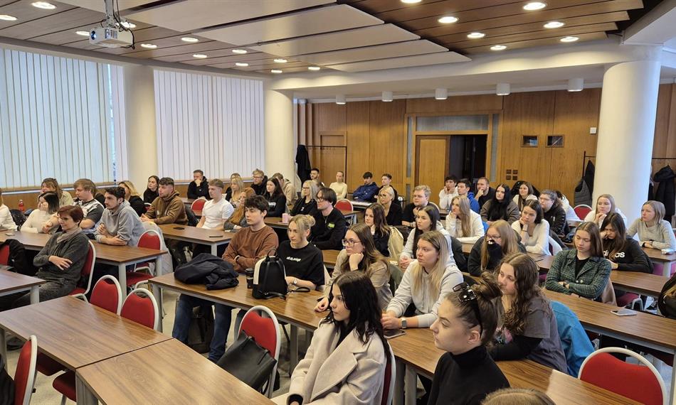 posluchači přednášky